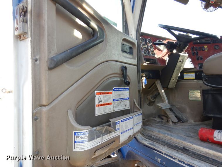 image for item JQ9308 2004 International 5500i  ready mix truck