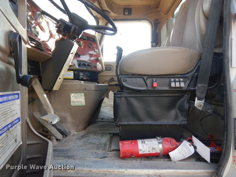 image for item JQ9308 2004 International 5500i  ready mix truck