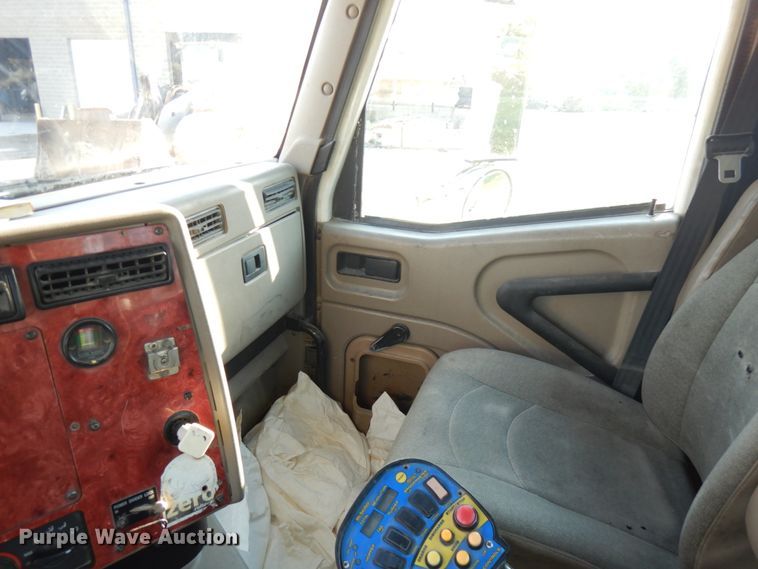 image for item JQ9308 2004 International 5500i  ready mix truck