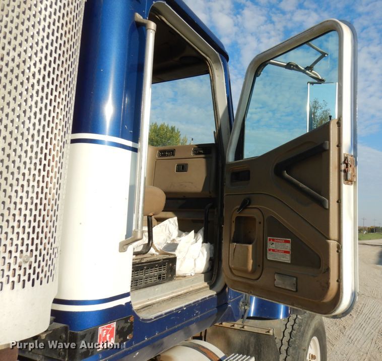image for item JQ9308 2004 International 5500i  ready mix truck