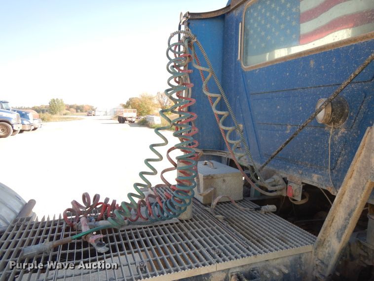 image for item JQ9311 2006 Mack CXN613  semi truck