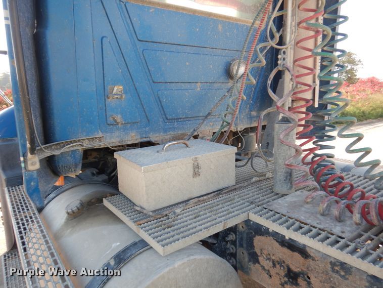 image for item JQ9311 2006 Mack CXN613  semi truck