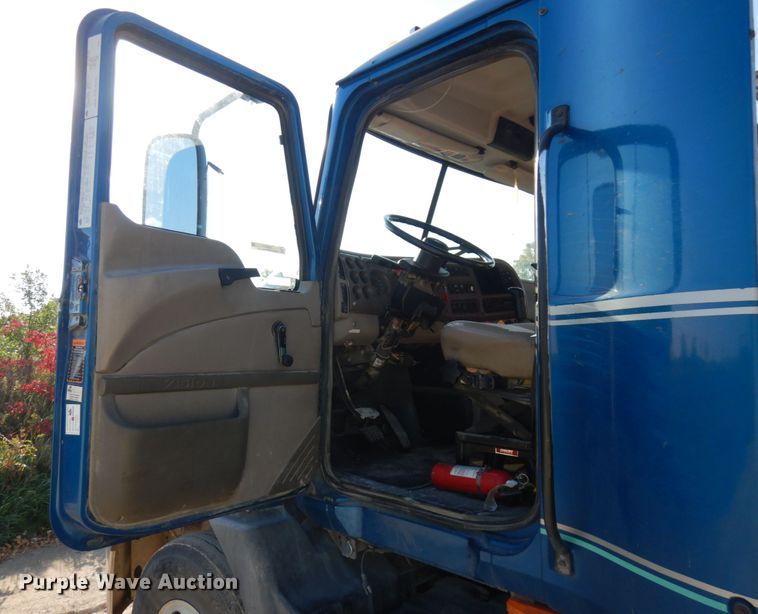 image for item JQ9311 2006 Mack CXN613  semi truck