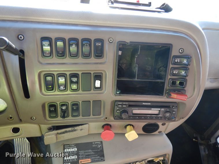 image for item JQ9311 2006 Mack CXN613  semi truck