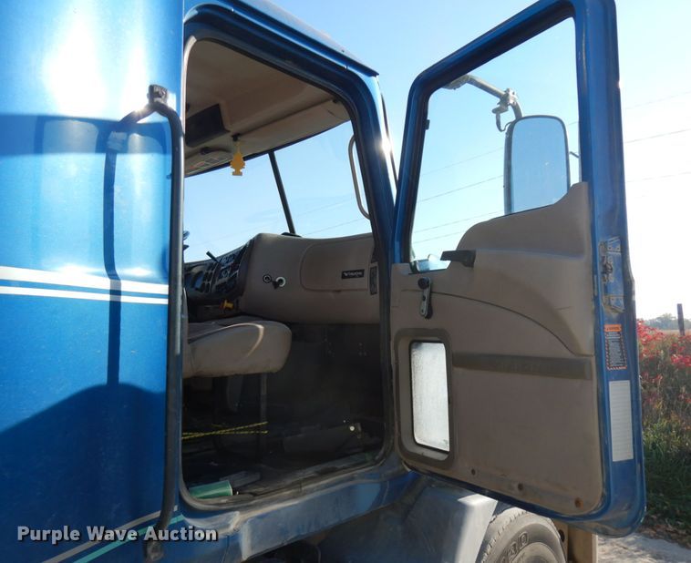 image for item JQ9311 2006 Mack CXN613  semi truck