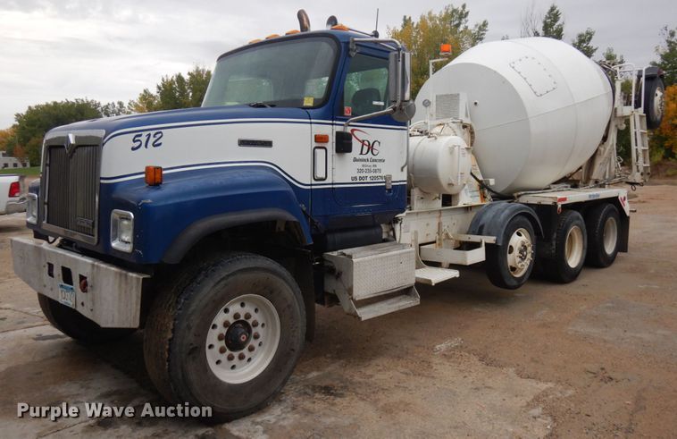 image for item JQ9322 2001 International 5500i  ready mix truck