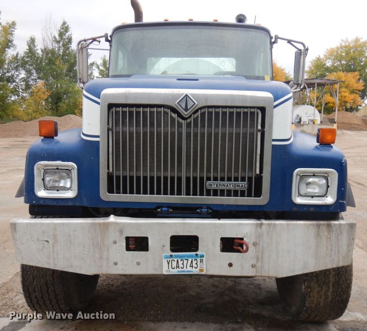 image for item JQ9322 2001 International 5500i  ready mix truck