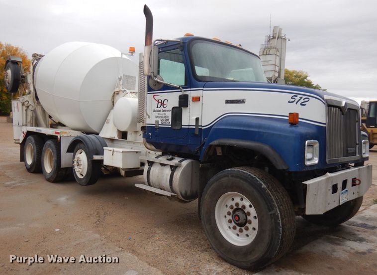 image for item JQ9322 2001 International 5500i  ready mix truck