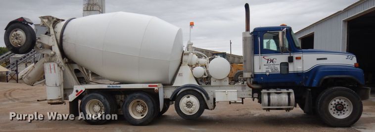 image for item JQ9322 2001 International 5500i  ready mix truck