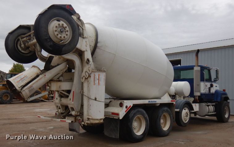 image for item JQ9322 2001 International 5500i  ready mix truck