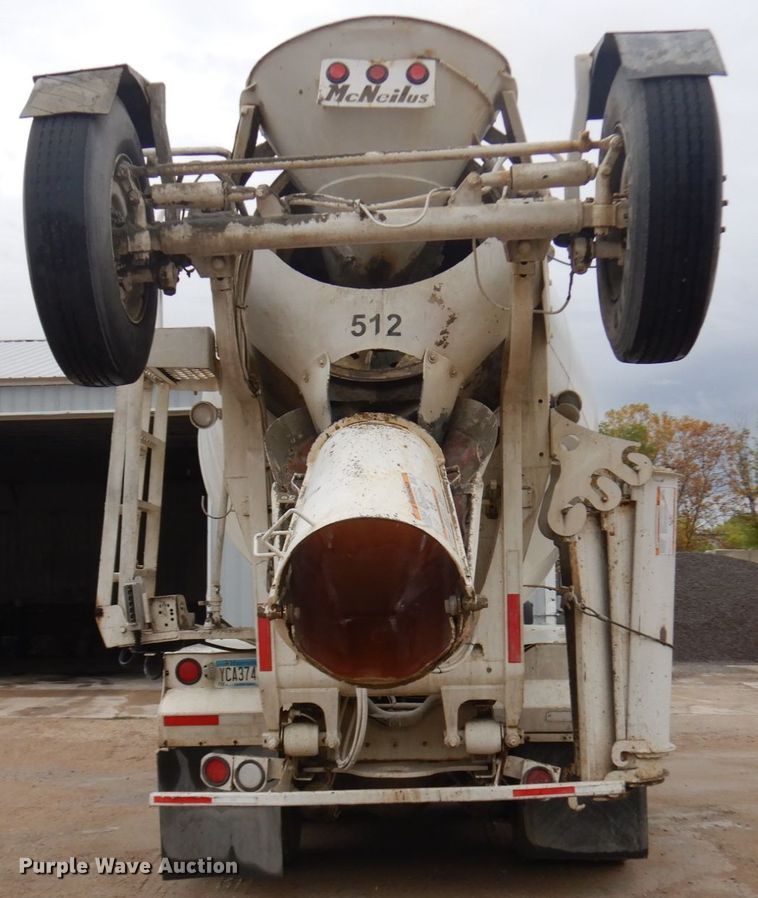 image for item JQ9322 2001 International 5500i  ready mix truck