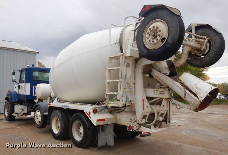 image for item JQ9322 2001 International 5500i  ready mix truck