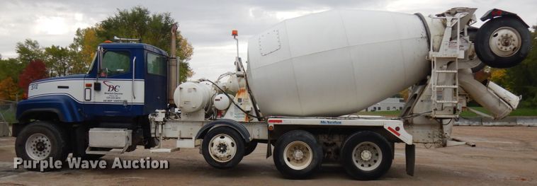 image for item JQ9322 2001 International 5500i  ready mix truck