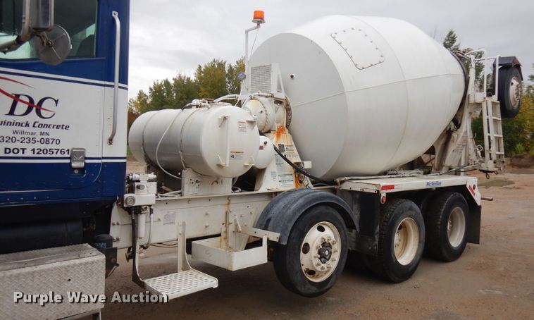image for item JQ9322 2001 International 5500i  ready mix truck