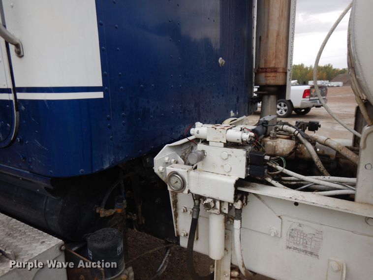 image for item JQ9322 2001 International 5500i  ready mix truck