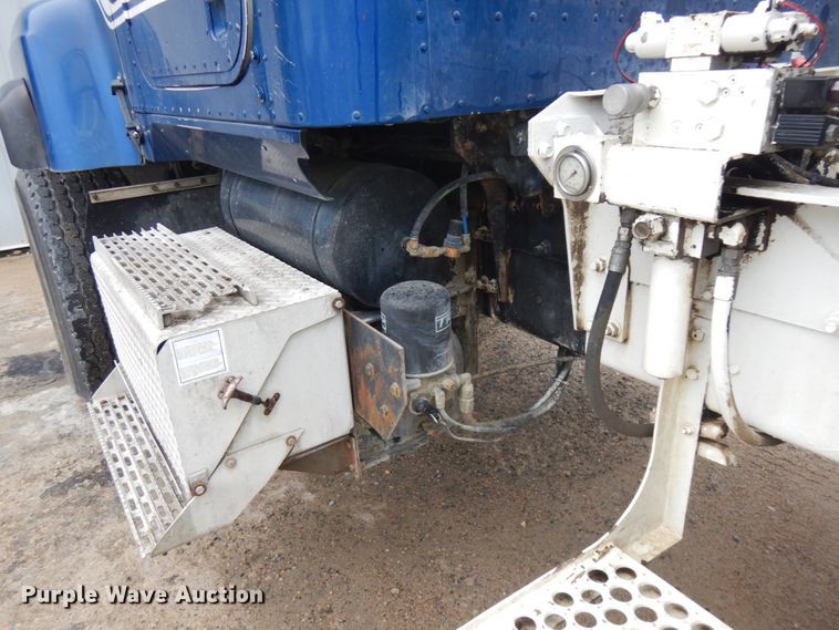 image for item JQ9322 2001 International 5500i  ready mix truck