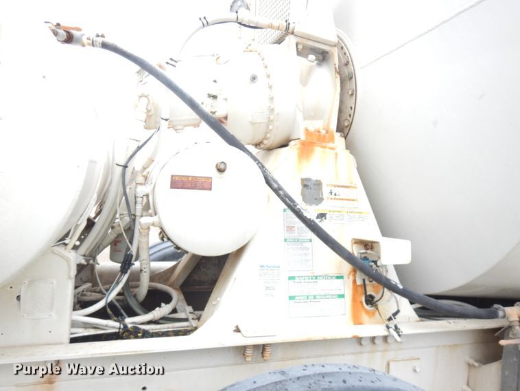 image for item JQ9322 2001 International 5500i  ready mix truck