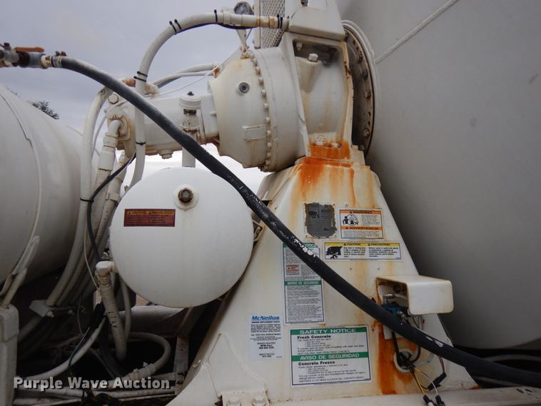 image for item JQ9322 2001 International 5500i  ready mix truck