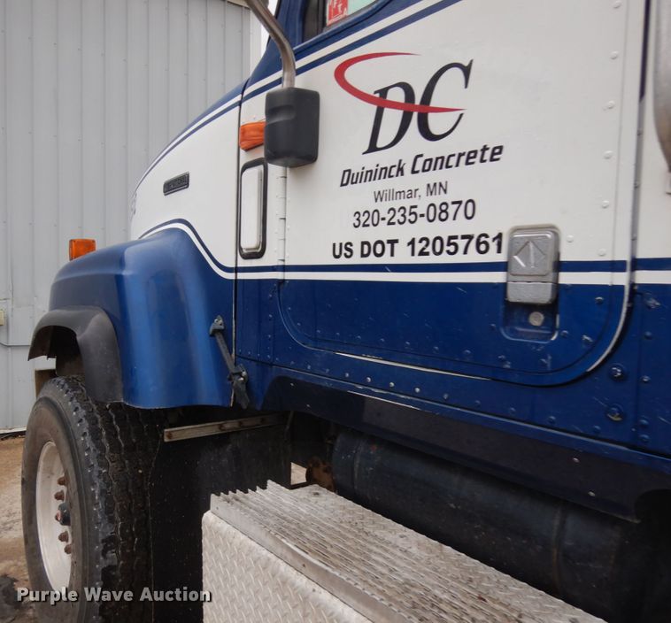 image for item JQ9322 2001 International 5500i  ready mix truck