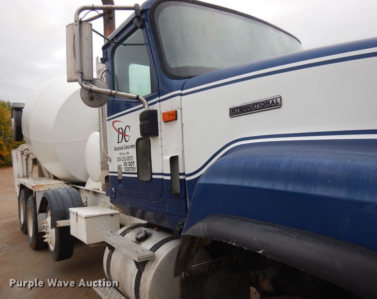 image for item JQ9322 2001 International 5500i  ready mix truck