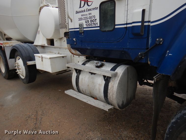 image for item JQ9322 2001 International 5500i  ready mix truck