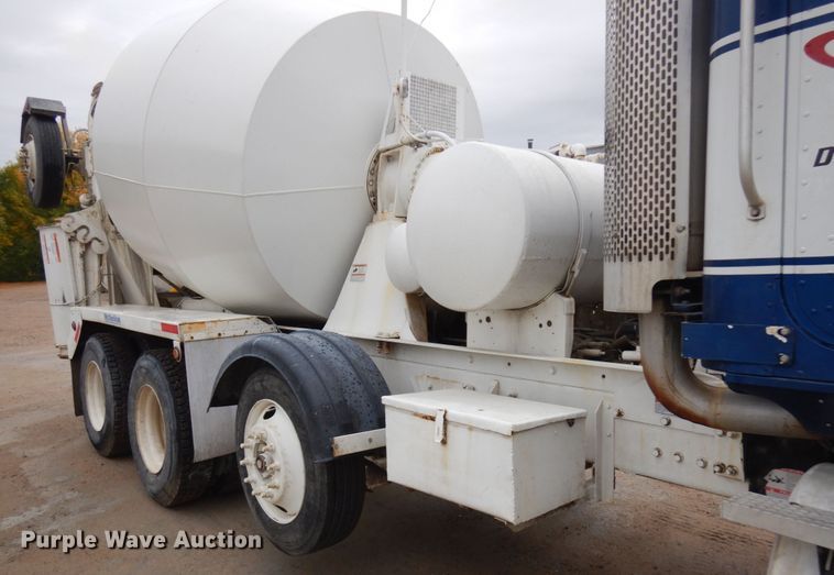 image for item JQ9322 2001 International 5500i  ready mix truck