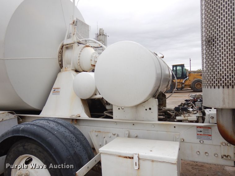 image for item JQ9322 2001 International 5500i  ready mix truck