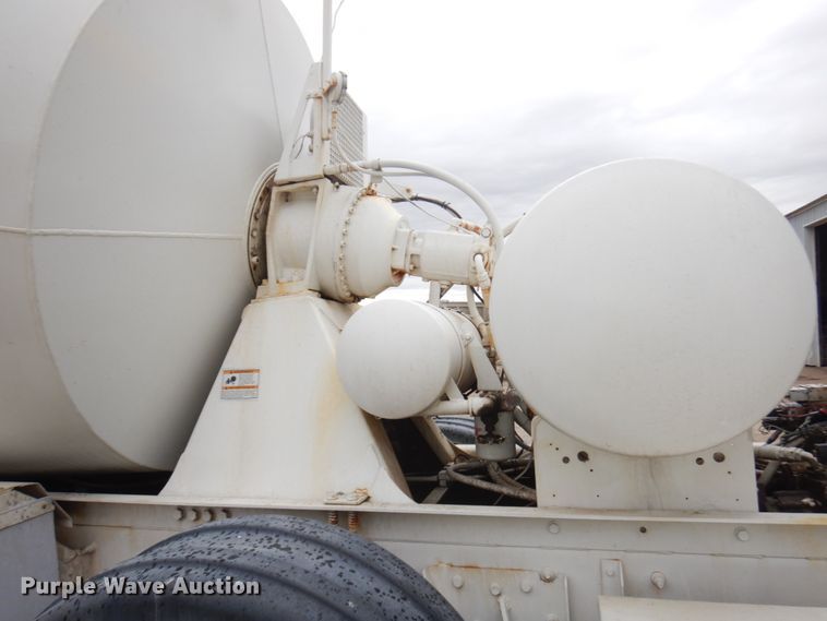 image for item JQ9322 2001 International 5500i  ready mix truck