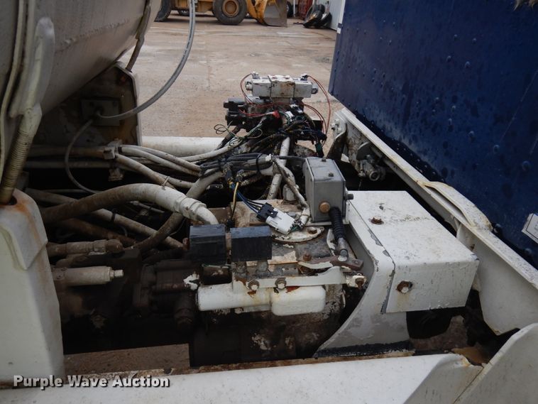 image for item JQ9322 2001 International 5500i  ready mix truck