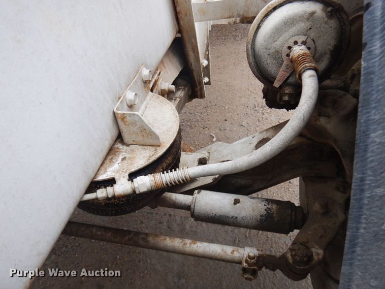 image for item JQ9322 2001 International 5500i  ready mix truck