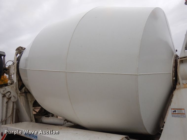 image for item JQ9322 2001 International 5500i  ready mix truck