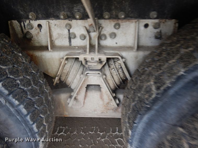 image for item JQ9322 2001 International 5500i  ready mix truck