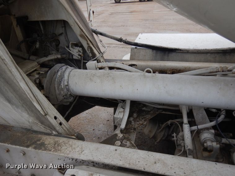 image for item JQ9322 2001 International 5500i  ready mix truck