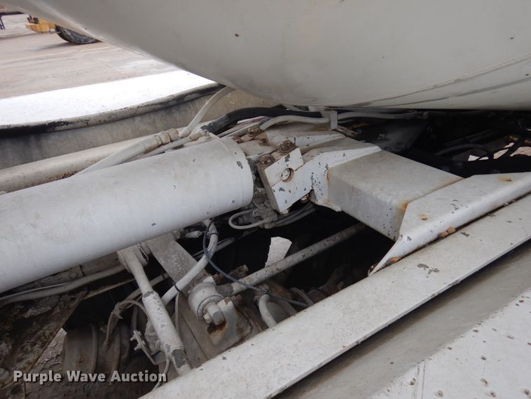 image for item JQ9322 2001 International 5500i  ready mix truck