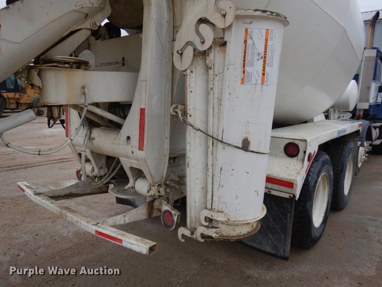 image for item JQ9322 2001 International 5500i  ready mix truck