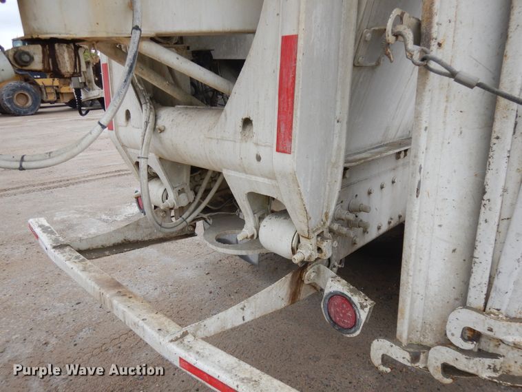 image for item JQ9322 2001 International 5500i  ready mix truck