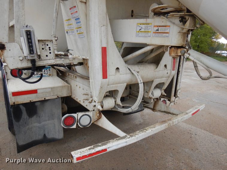 image for item JQ9322 2001 International 5500i  ready mix truck