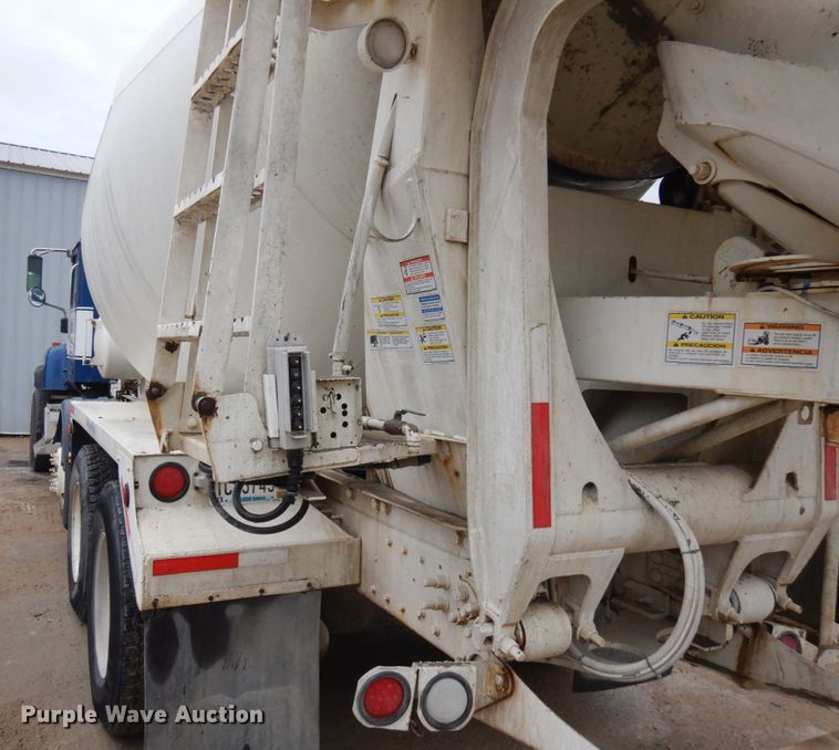 image for item JQ9322 2001 International 5500i  ready mix truck
