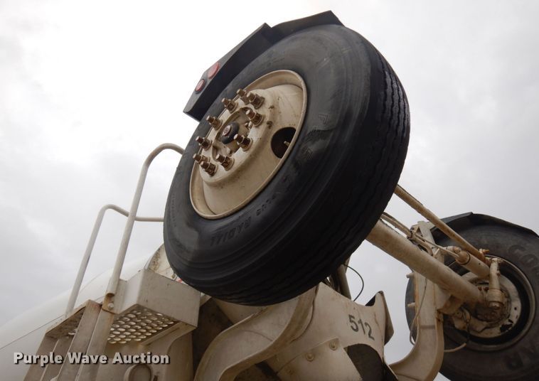 image for item JQ9322 2001 International 5500i  ready mix truck