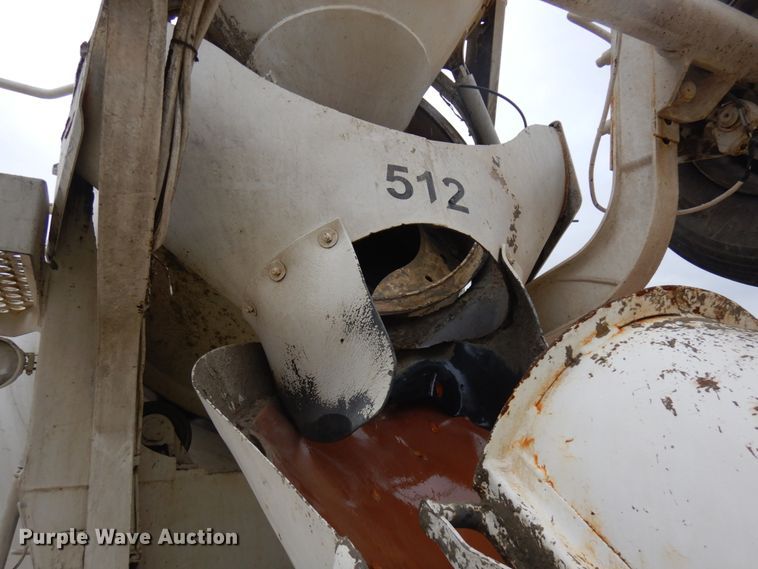 image for item JQ9322 2001 International 5500i  ready mix truck