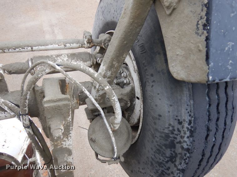 image for item JQ9322 2001 International 5500i  ready mix truck