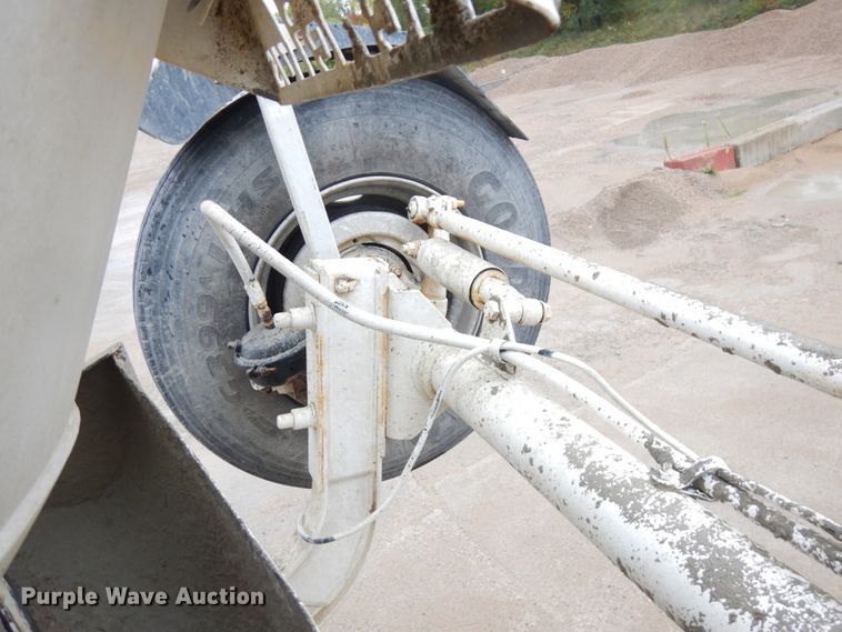 image for item JQ9322 2001 International 5500i  ready mix truck