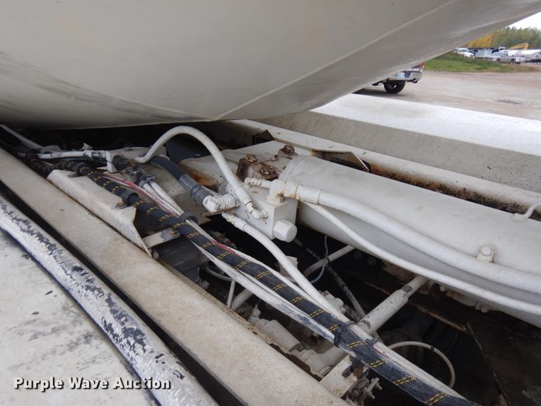 image for item JQ9322 2001 International 5500i  ready mix truck