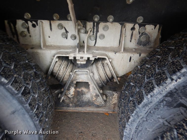 image for item JQ9322 2001 International 5500i  ready mix truck