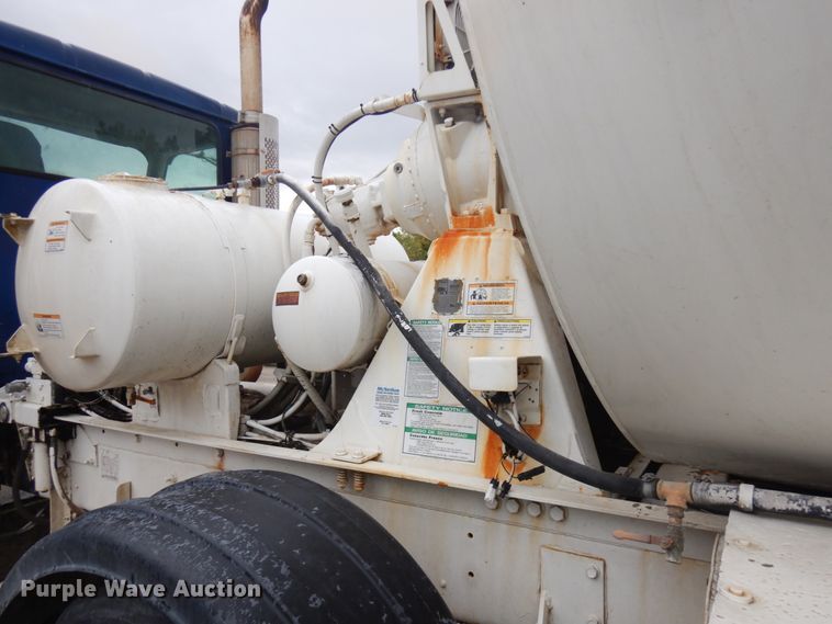 image for item JQ9322 2001 International 5500i  ready mix truck