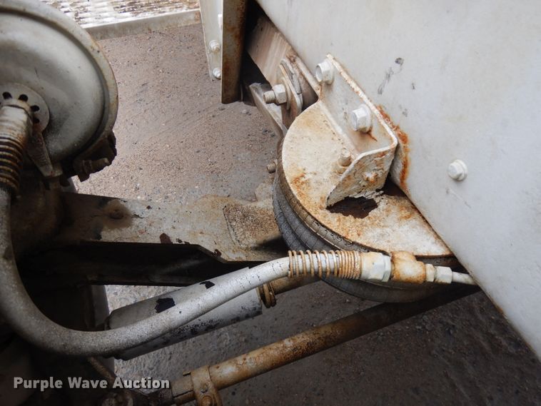 image for item JQ9322 2001 International 5500i  ready mix truck