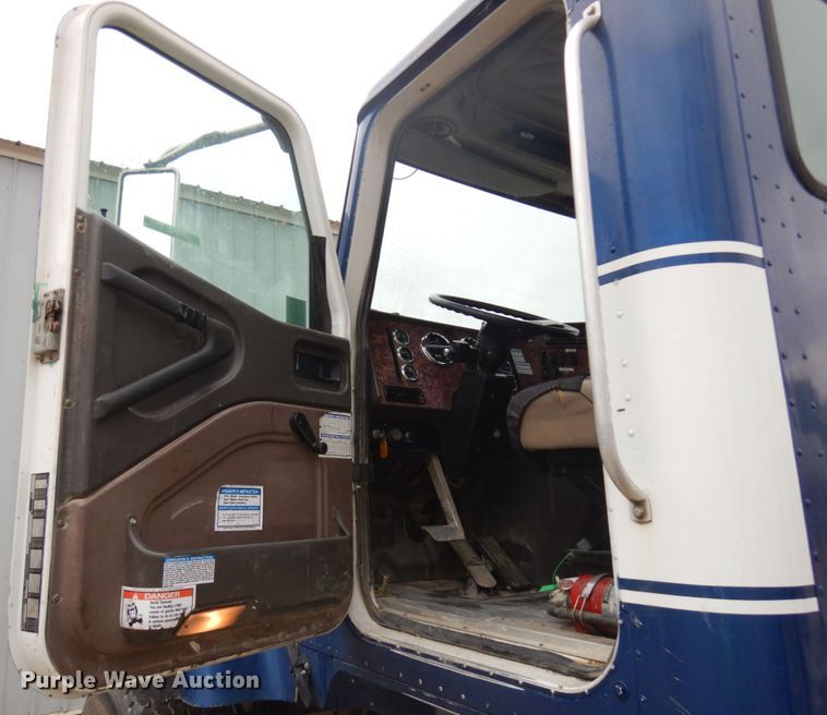 image for item JQ9322 2001 International 5500i  ready mix truck