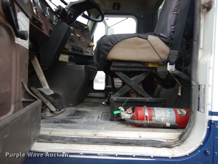 image for item JQ9322 2001 International 5500i  ready mix truck