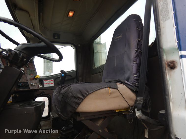 image for item JQ9322 2001 International 5500i  ready mix truck