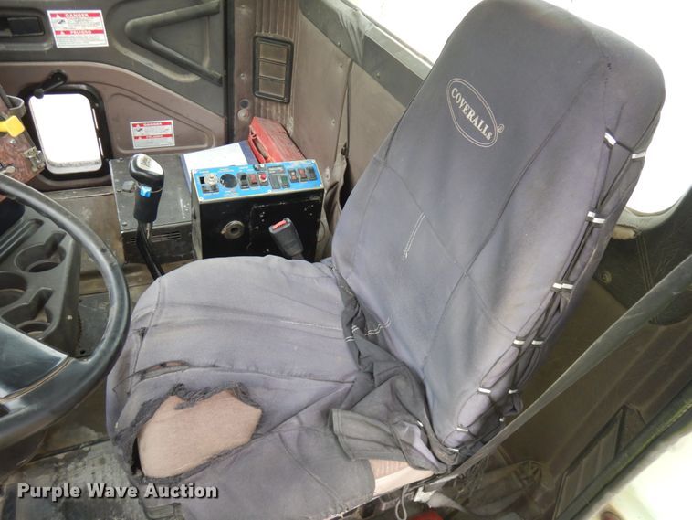 image for item JQ9322 2001 International 5500i  ready mix truck